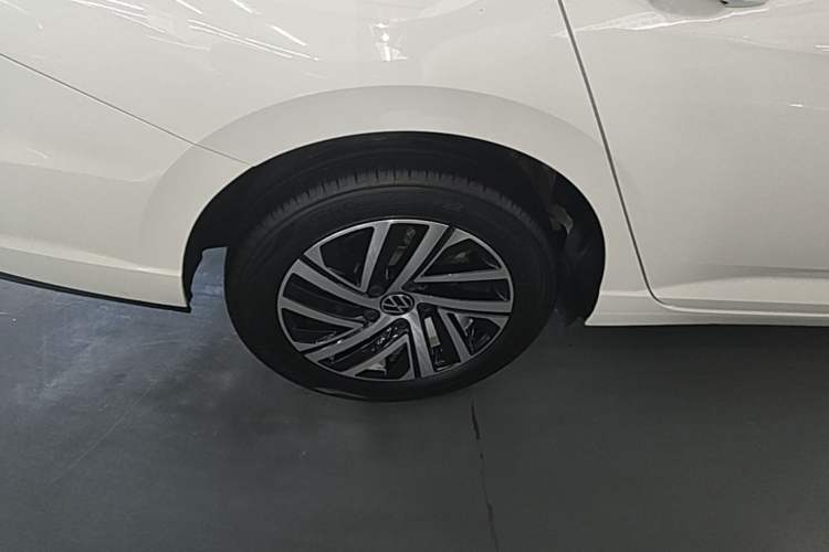 Used Volkswagen Lavida 2024 1.5L Automatic Starry Sky 5 Million Edition Right Rear Wheel Hub