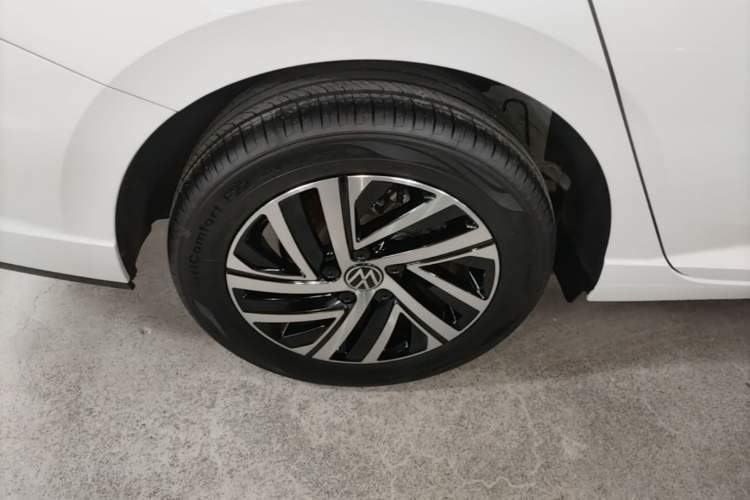 Used Volkswagen Lavida 2024 300TSI DSG Starry Sky Leading Edition Right Rear Wheel Hub