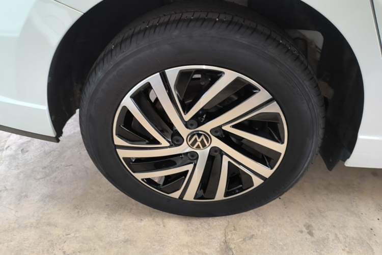 Used Volkswagen Lavida 2024 1.5L Automatic Starry Sky 5 Million Edition Right Rear Wheel Hub