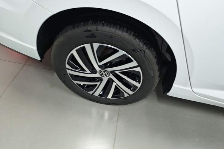 Used Volkswagen Lavida 2024 300TSI DSG Starry Sky Leading Edition Right Rear Wheel Hub