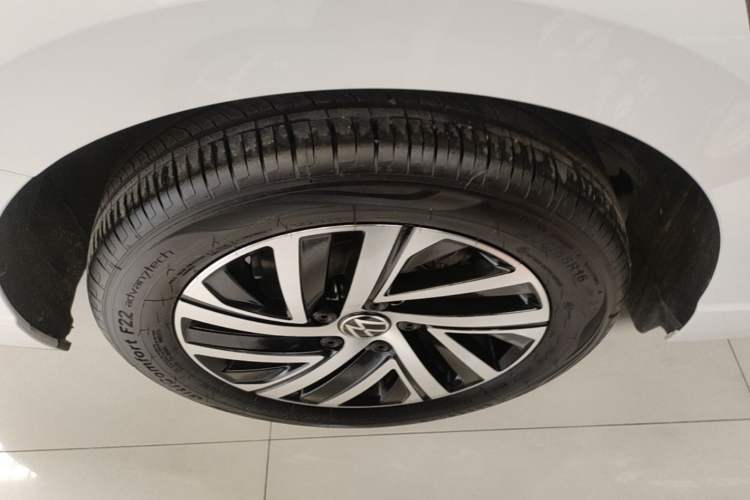 Used Volkswagen Lavida 2024 1.5L Automatic Starry Sky 5 Million Edition Right Rear Wheel Hub