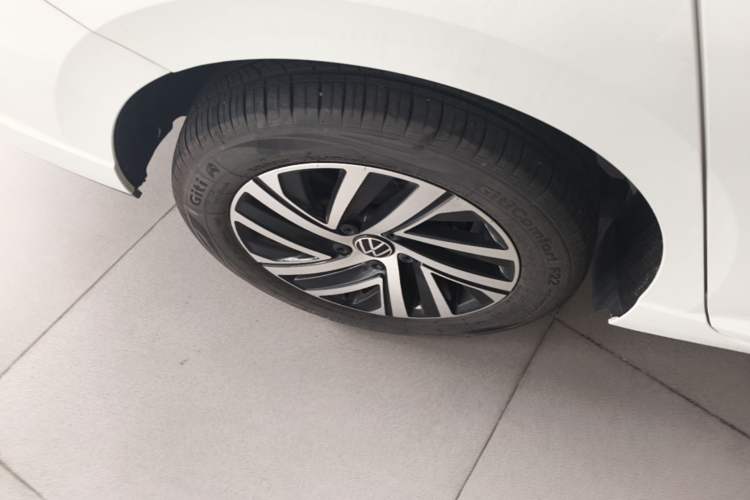 Used Volkswagen Lavida 2024 300TSI DSG Starry Sky Leading Edition Right Rear Wheel Hub