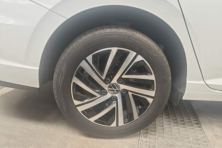 Used Volkswagen Lavida 2024 300TSI DSG Starry Sky Leading Edition Right Rear Wheel Hub