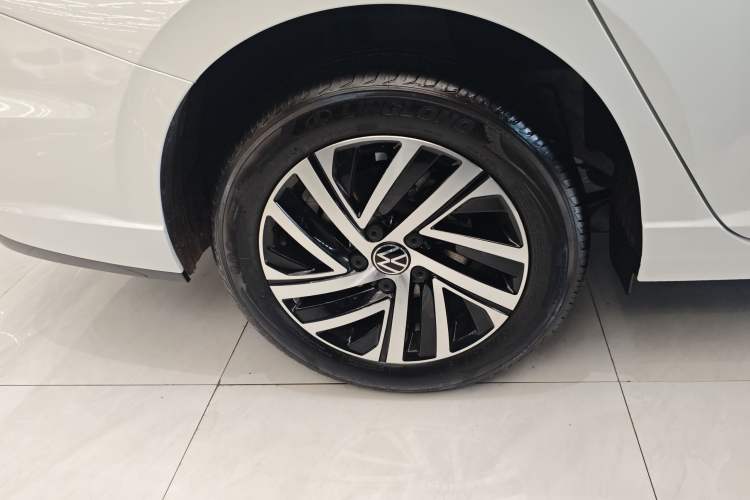 Used Volkswagen Lavida 2024 1.5L Automatic Starry Sky 5 Million Edition Right Rear Wheel Hub