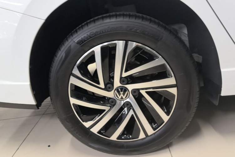Used Volkswagen Lavida 2024 1.5L Automatic Starry Sky 5 Million Edition Right Rear Wheel Hub