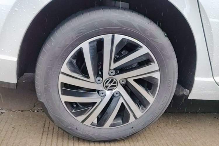 Used Volkswagen Lavida 2024 300TSI DSG Starry Sky Leading Edition Right Rear Wheel Hub
