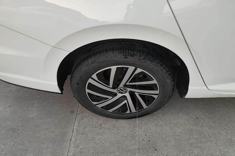 Used Volkswagen Lavida 2024 1.5L Automatic Starry Sky 5 Million Edition Right Rear Wheel Hub