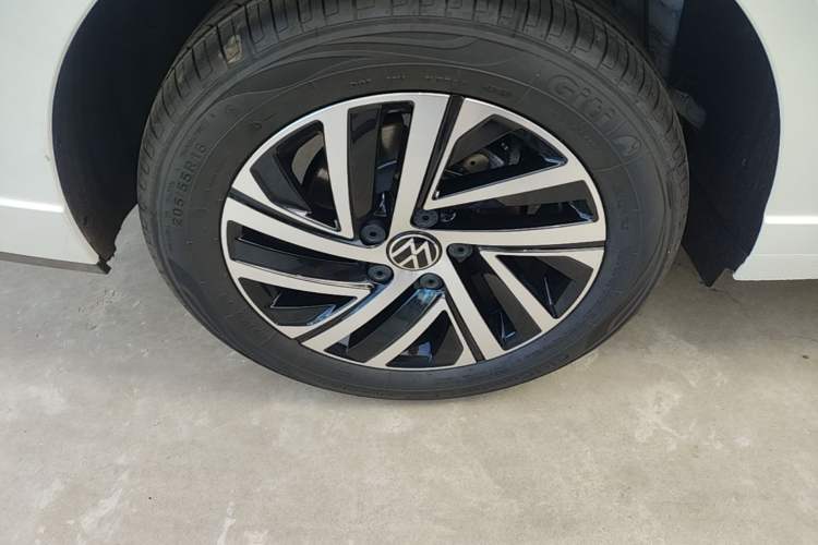 Used Volkswagen Lavida 2024 300TSI DSG Starry Sky Leading Edition Right Rear Wheel Hub