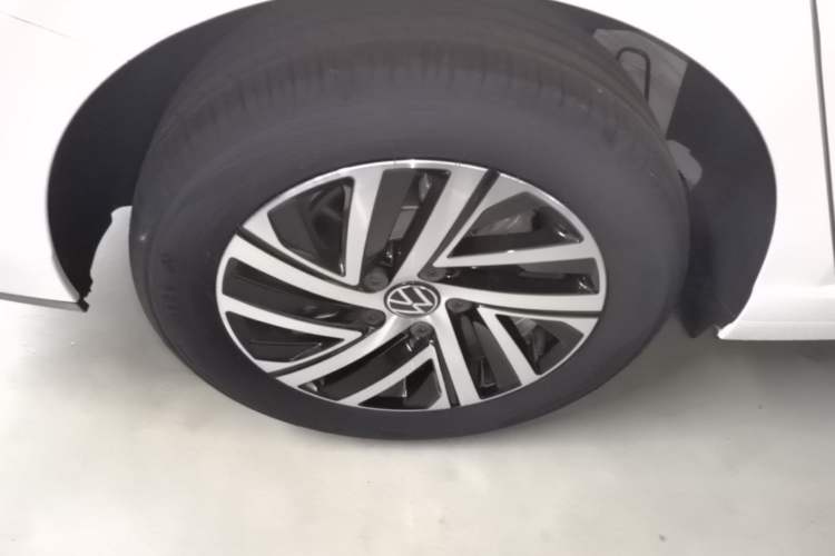 Used Volkswagen Lavida 2024 1.5L Automatic Starry Sky 5 Million Edition Right Rear Wheel Hub
