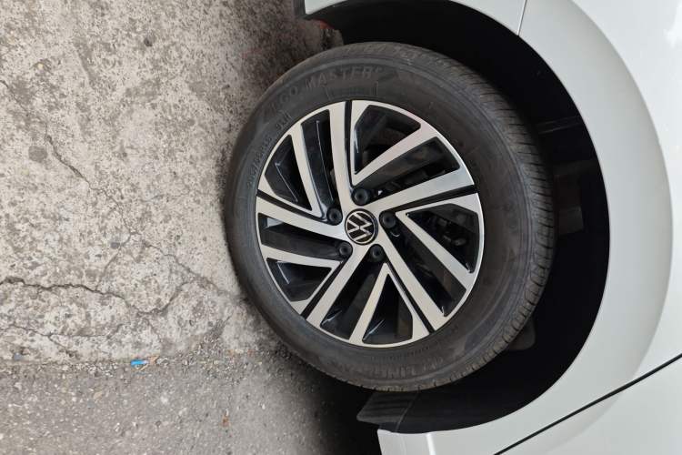 Used Volkswagen Lavida 2024 1.5L Automatic Starry Sky 5 Million Edition Right Rear Wheel Hub