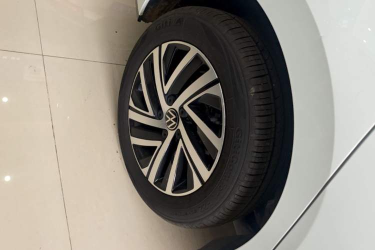 Used Volkswagen Lavida 2024 300TSI DSG Starry Sky Leading Edition Right Rear Wheel Hub