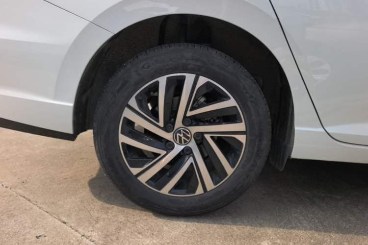 Used Volkswagen Lavida 2024 300TSI DSG Starry Sky Leading Edition Right Rear Wheel Hub