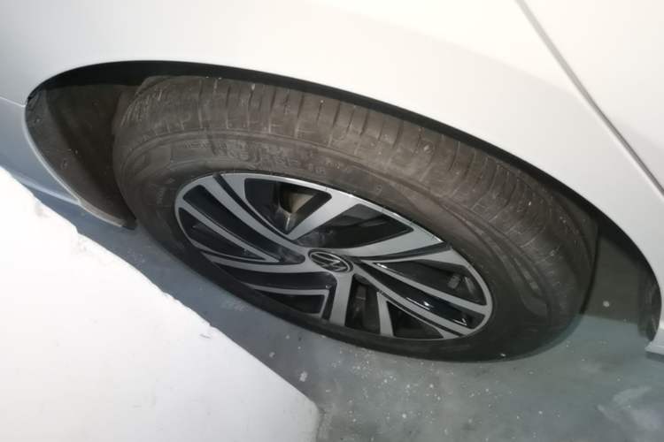 Used Volkswagen Lavida 2024 300TSI DSG Full-Comfort Edition Right Rear Wheel Hub