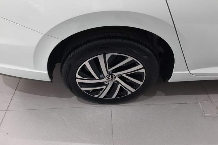 Used Volkswagen Lavida 2024 300TSI DSG Starry Sky Leading Edition Right Rear Wheel Hub