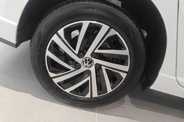 Used Volkswagen Lavida 2024 300TSI DSG Starry Sky Leading Edition Right Rear Wheel Hub