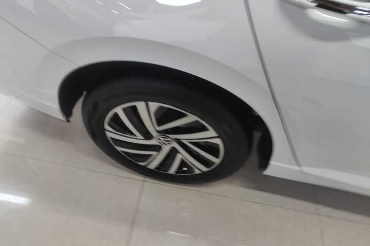Used Volkswagen Lavida 2024 1.5L Automatic Starry Sky 5 Million Edition Right Rear Wheel Hub