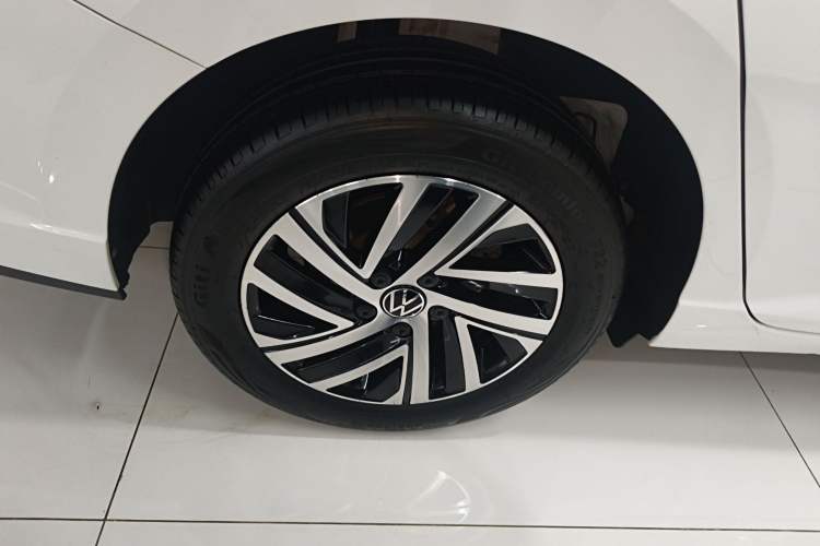 Used Volkswagen Lavida 2024 1.5L Automatic 5 Million Edition Right Rear Wheel Hub