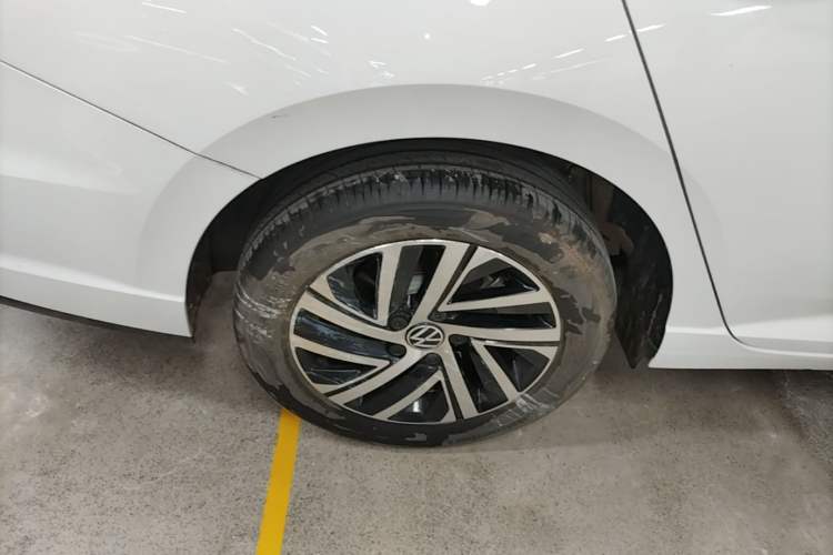 Used Volkswagen Lavida 2024 300TSI DSG Starry Sky Leading Edition Right Rear Wheel Hub