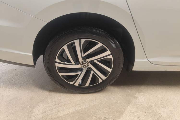 Used Volkswagen Lavida 2024 1.5L Automatic Starry Sky 5 Million Edition Right Rear Wheel Hub