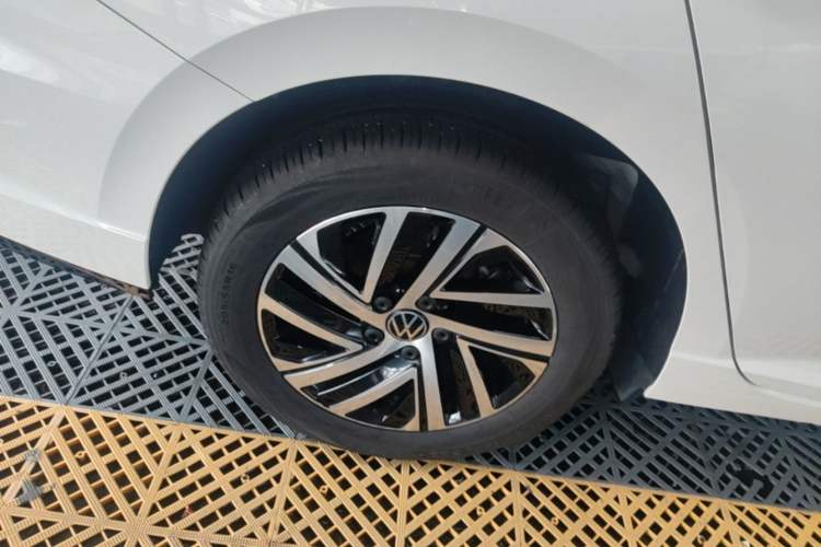 Used Volkswagen Lavida 2024 1.5L Automatic Starry Sky 5 Million Edition Right Rear Wheel Hub