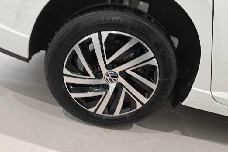 Used Volkswagen Lavida 2024 300TSI DSG Starry Sky Leading Edition Right Rear Wheel Hub
