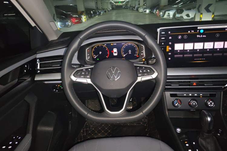 Used Volkswagen Lavida 2024 1.5L Automatic Starry Sky 5 Million Edition Steering Wheel