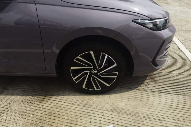 Used Volkswagen Lavida 2026 Pro 300TSI Zhi Yi Edition Right Front Wheel Hub