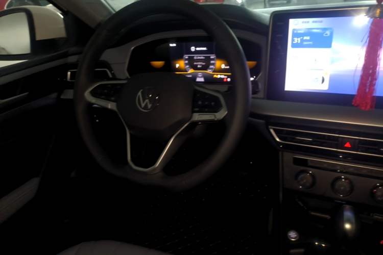 Used Volkswagen Lavida 2026 1.5L Automatic Starry Five-Million Edition Center Console