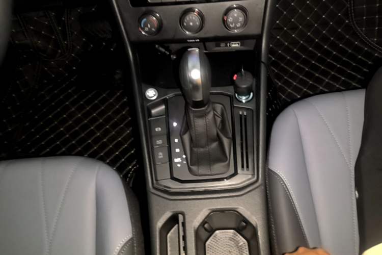 Used Volkswagen Lavida 2026 1.5L Automatic Starry Five-Million Edition Gear Lever