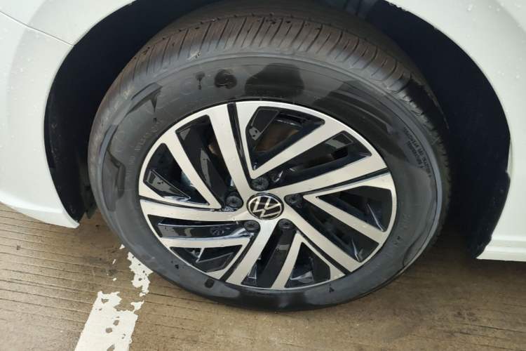 Used Volkswagen Lavida 2026 1.5L Automatic Starry Five-Million Edition Left Front Wheel Hub
