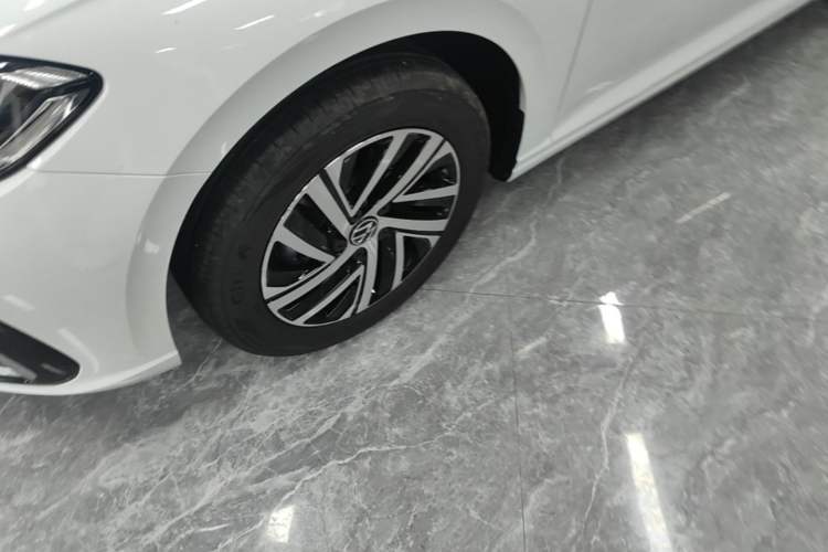 Used Volkswagen Lavida 2026 1.5L Automatic Starry Five-Million Edition Left Front Wheel Hub