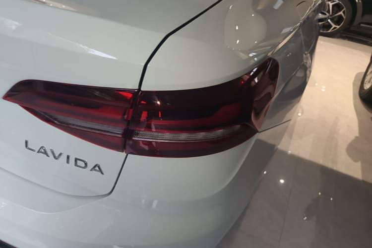 Used Volkswagen Lavida 2026 1.5L Automatic Starry Five-Million Edition Right Rear Taillight