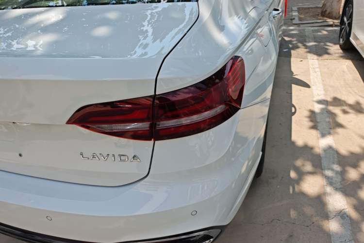 Used Volkswagen Lavida 2026 1.5L Automatic Starry Five-Million Edition Right Rear Taillight