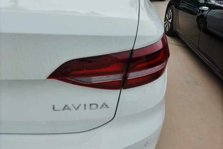 Used Volkswagen Lavida 2026 1.5L Automatic Starry Five-Million Edition Right Rear Taillight