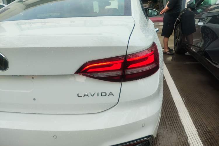 Used Volkswagen Lavida 2026 1.5L Automatic Starry Five-Million Edition Right Rear Taillight