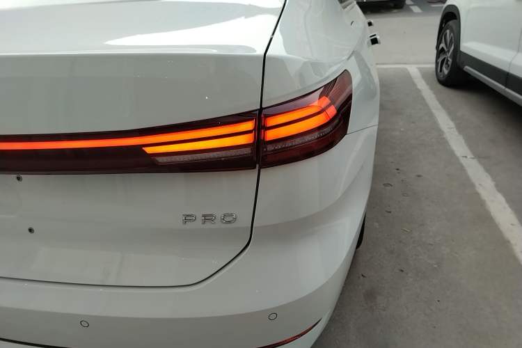 Used Volkswagen Lavida 2026 Pro 300TSI Starry Zhi Yi Edition Right Rear Taillight