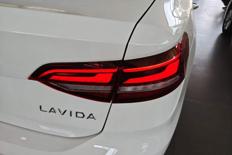 Used Volkswagen Lavida 2026 1.5L Automatic Starry Five-Million Edition Right Rear Taillight