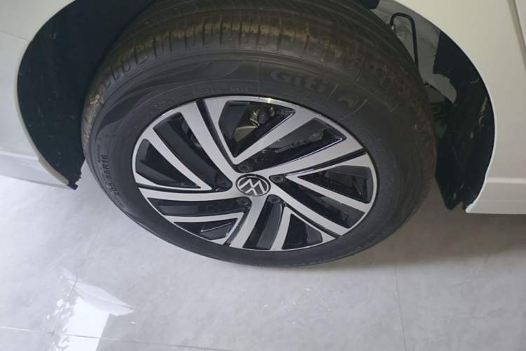 Used Volkswagen Lavida 2026 1.5L Automatic Starry Five-Million Edition Right Rear Wheel Hub