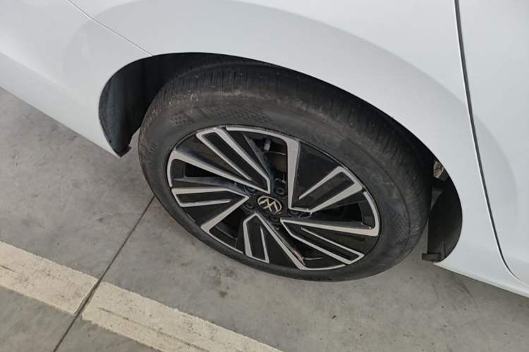 Used Volkswagen Lavida 2026 Pro 300TSI Starry Zhi Yi Edition Right Rear Wheel Hub