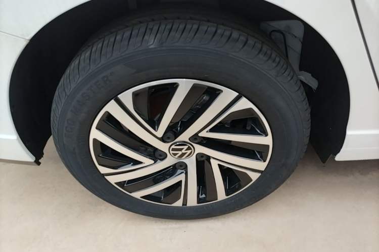 Used Volkswagen Lavida 2026 1.5L Automatic Starry Five-Million Edition Right Rear Wheel Hub