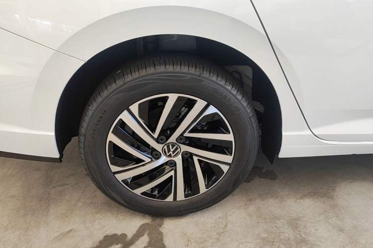 Used Volkswagen Lavida 2026 1.5L Automatic Starry Five-Million Edition Right Rear Wheel Hub