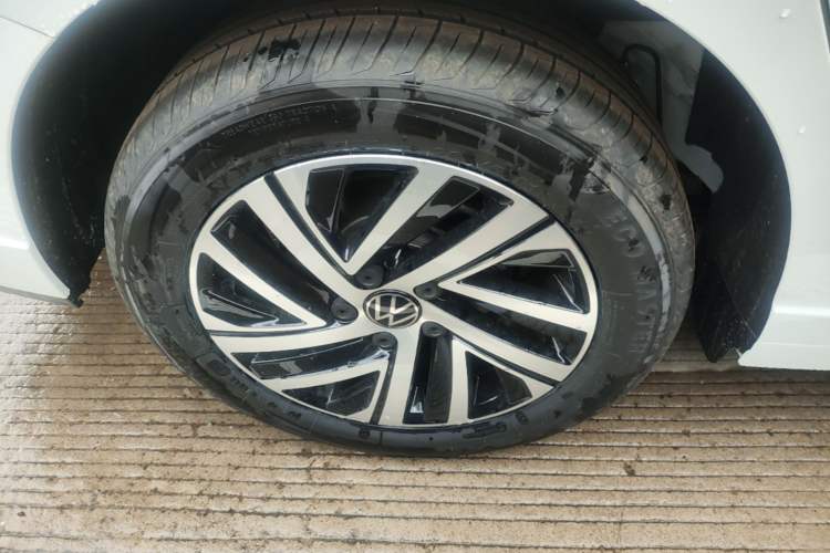 Used Volkswagen Lavida 2026 1.5L Automatic Starry Five-Million Edition Right Rear Wheel Hub