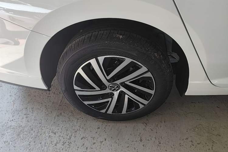 Used Volkswagen Lavida 2026 1.5L Automatic Starry Five-Million Edition Right Rear Wheel Hub