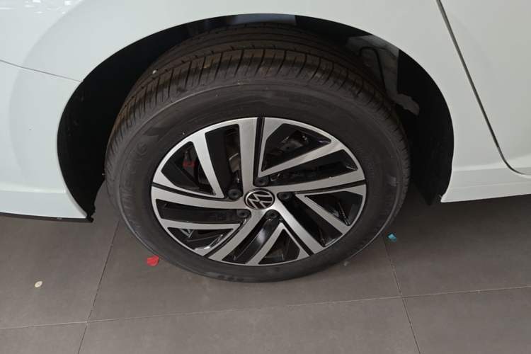 Used Volkswagen Lavida 2026 1.5L Automatic Starry Five-Million Edition Right Rear Wheel Hub