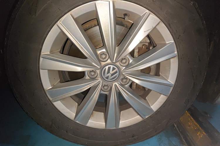 Used Volkswagen Lavida Pure Electric 2019 Low-Trim Version Right Front Wheel Hub