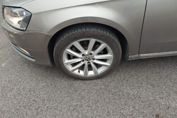 Used Volkswagen Magotan 2012 Travel Edition 2.0 TSI Comfort Version Left Front Wheel Hub
