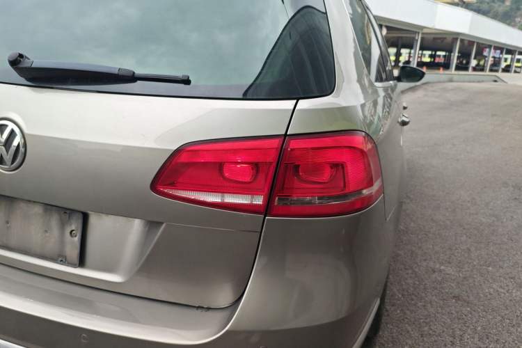 Used Volkswagen Magotan 2012 Travel Edition 2.0 TSI Comfort Version Right Rear Taillight