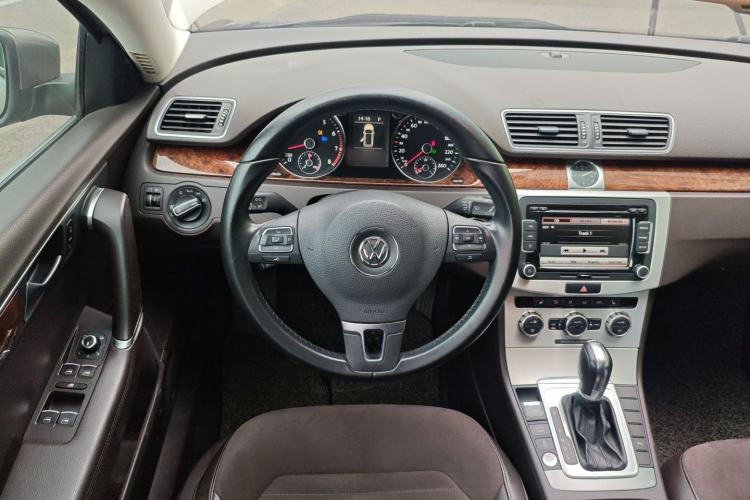Used Volkswagen Magotan 2012 Travel Edition 2.0 TSI Comfort Version Steering Wheel