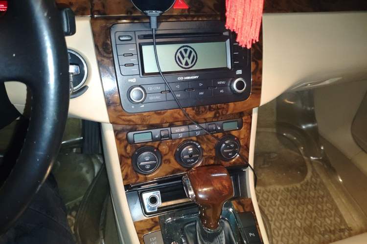 Used Volkswagen Magotan 2007 1.8 TSI Automatic Comfort Model Audio And AC Panel