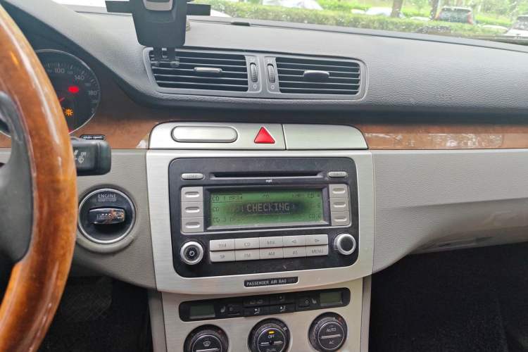 Used Volkswagen Magotan 2007 3.2 Luxury Model Audio And AC Panel
